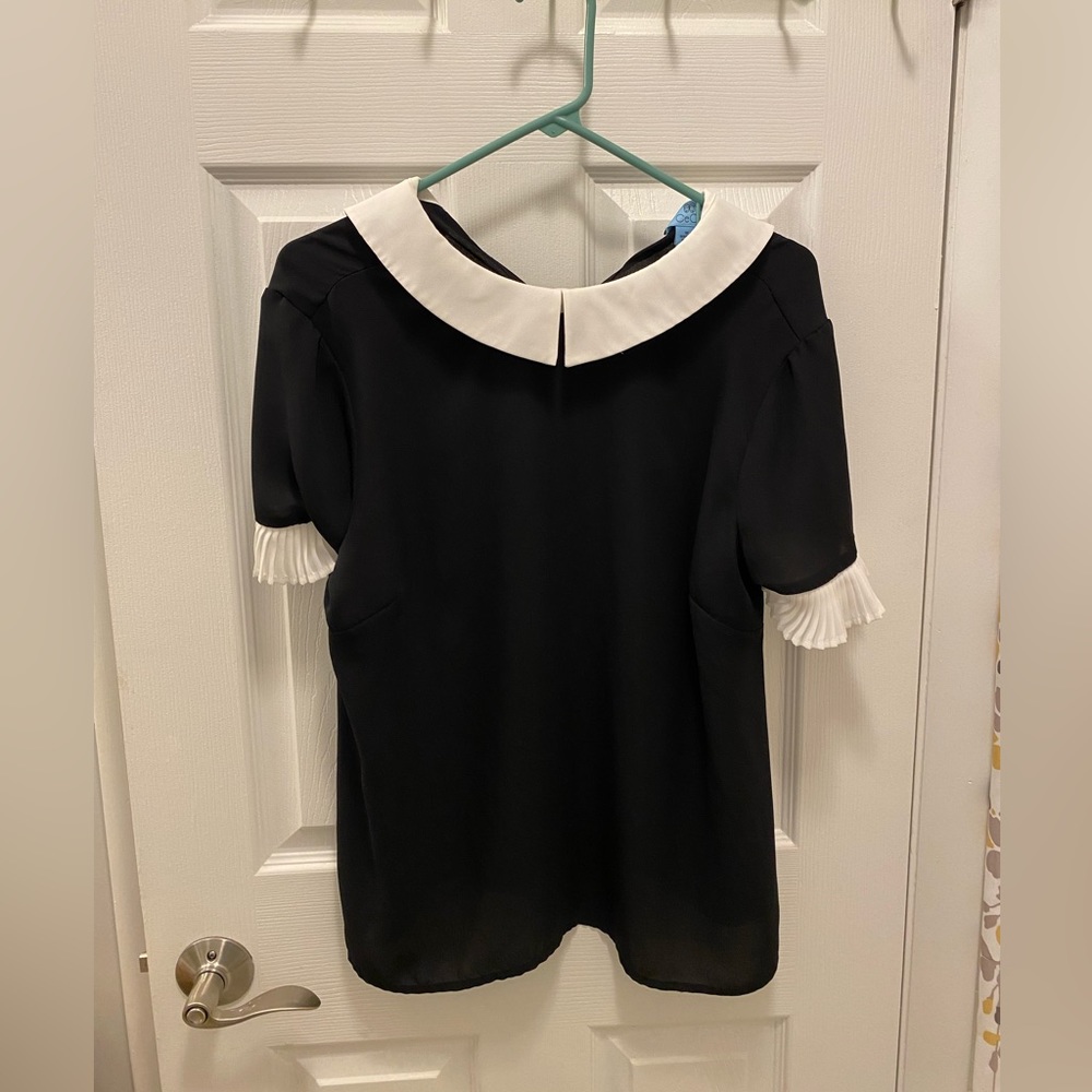 Pleat sleeve collared crepe blouse in excellent condition. Size medium.